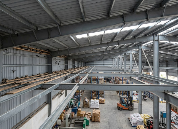 Ứng dụng của xà gồ thép trong nhà tiền chế, nhà kho, nhà yến – Giải pháp kết cấu bền vững từ Cơ Khí Prosimex