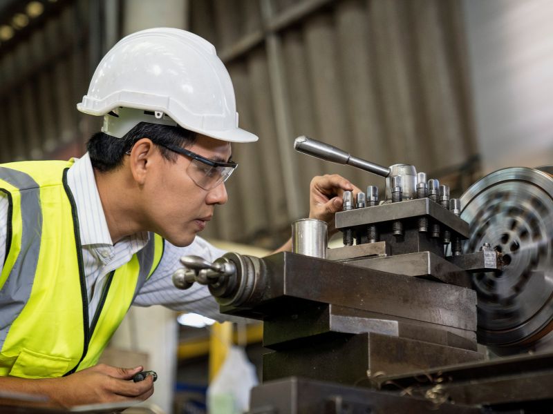 Đội ngữ gia công chấn CNC nhiều kinh nghiệm tại Prosimex